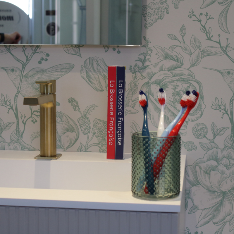 Brosse à dents française 1 euro disponible en 4 couleurs blanc rouge bleu foncé et bleu ciel