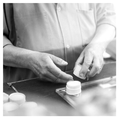 // Dans les coulisses de notre métier 🏭 //

🦷 Avant d'être taillés, calibrés, arrondis, c'est manuellement que les filaments sont préparés pour être chargés dans la machine à empoiler les brosses à dents.

#savoirfaire #entreprisefrancaise #madeinfrance #fabricationfrancaise #fabriqueenfrance #produireenfrance #produirelocalement #produirelocal