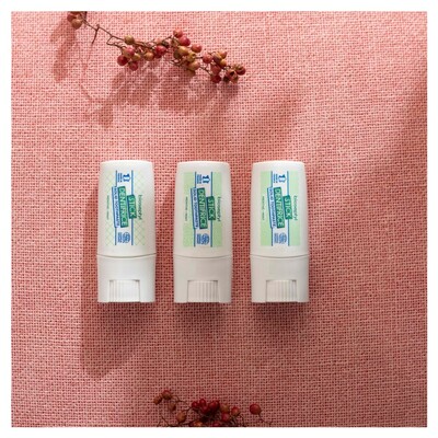 🦷 Pour que notre stick dentifrice vous suive (vraiment) partout, y compris dans vos plus belles excursions en pleine nature, nous l'avons voulu pratique à transporter ET à utiliser !

1️⃣ Tournez la molette pour faire monter environ 1 mm de dentifrice
2️⃣ Frottez légèrement la brosse à dents sèche dessus (2 allers/retours, pas plus)
3️⃣ Brossez !

#madeinfrance #greenlifestyle #cosmetiquenaturelle #cosmetiquesnaturels #dentifrice #dentifricebio #dentifricesolide #ecocert #zérodéchet #zerowaste #zerodechet #salledebainzerodechet #cosmétiquessolides #bio